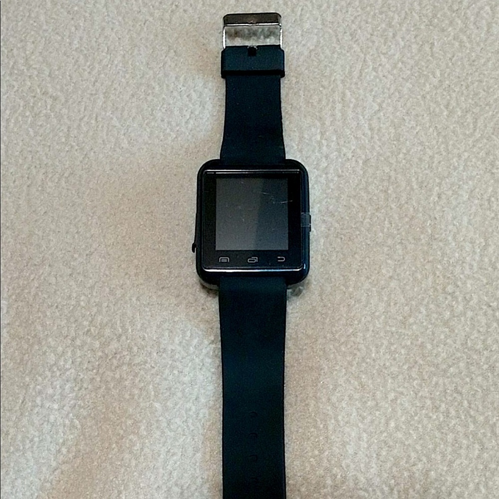 Smartwatch. Bluetooth. Adjustable waterproof wristband. USB port included.